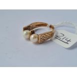 A two pearl ring in 9ct - size M - 3.6gms