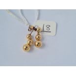 A pair of ear studs in 9ct - 1.1gms