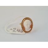 A cameo ring in 9ct - size O