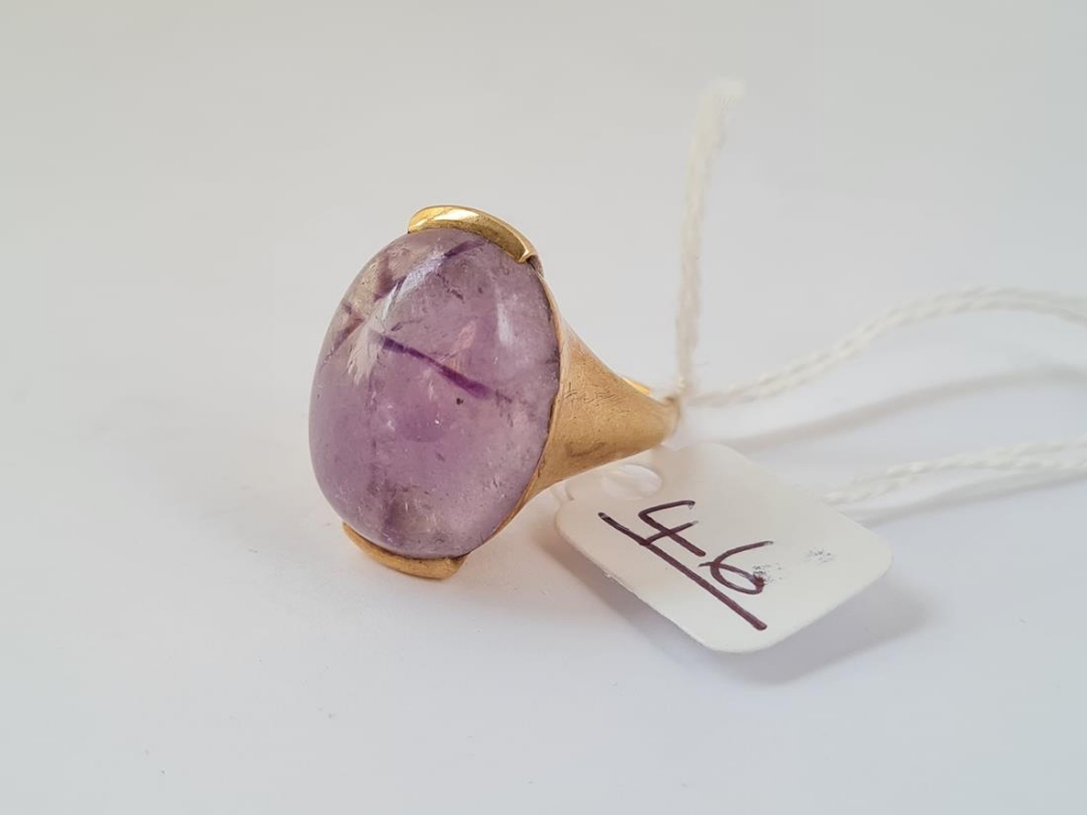 A large cabochon amethyst ring in 9ct - size J - 12.4gms