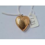 A heart shaped back & front locket in 9ct - 4.8gms