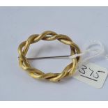 An intertwined knot brooch in 18ct gold - 5.6gms