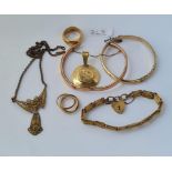 A bag of gilt jewellery