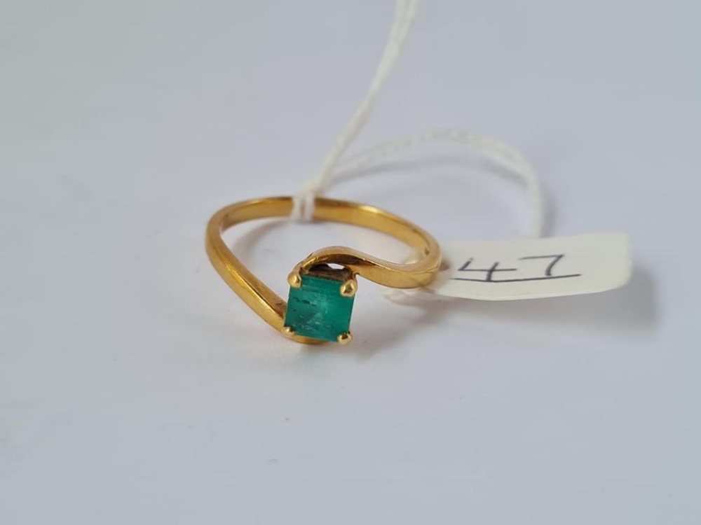 A square cut emerald ring in 18ct gold - size U - 4.1gms - Image 2 of 2