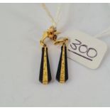 A pair of onyx drop earrings in 9ct - 1.8gms