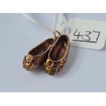 A pair of shoes charm in 9ct - 4.7gms