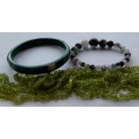 A malachite bangle, peridot necklace & an agate bracelet