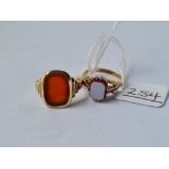 An agate set ring in 9ct - size L & a cornelian set ring in 8ct gold - size M - 5.8gms total