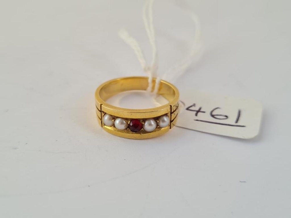 A pearl & garnet ring in 15ct gold - size L - 4.9gms