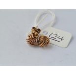 A pair of knot earrings in 9ct - 2.1gms