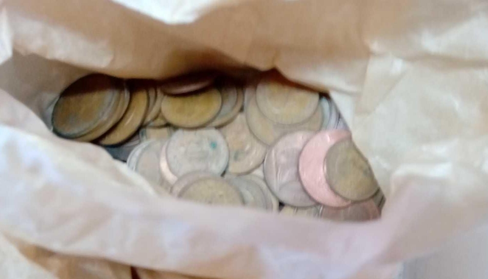 A tub of coins in bags - Image 2 of 4