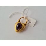 A GOOD QUALITY VINTAGE HEART PADLOCK LOCKET WITH LARGE CABOCHON STONE & GLASS BACK - 6.6gms
