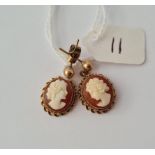 A pair of cameo earrings in 9ct - 3.9gms
