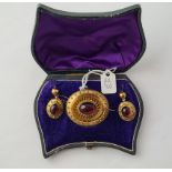 A GOOD BOXED VICTORIAN GOLD COLOURED METAL CABOCHON GARNET BROOCH & EARRINGS