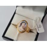 AN ANTIQUE GOLD & ENAMEL OVAL PORTRAIT RING IN 18CT GOLD - size T - 6gms