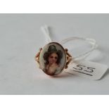 A painted portrait ring in rose gold - size I - 2.5gms