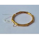 A good hinged bangle in 9ct - 9.4gms