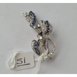 AN ATTRACTIVE WHITE GOLD DIAMOND & SAPPHIRE SPRAY BROOCH IN 18CT GOLD