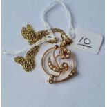 AN EDWARDIAN PENDANT NECKLACE WITH RUBIES & SPLIT SEED PEARLS IN 15CT GOLD WITH 9CT CHAIN