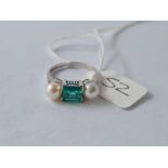 EXCELLANT VINTAGE WHITE GOLD EMERALD AND PEARL RING (EMERALD APPROX 125 PTS ) 14 CT GOLD SIZE M 1/