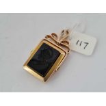 A ANTQUE UNUSUAL 15CT GOLD LOCKET/SPINNING FOB SET WITH SARDONYX ON ONE SIDE AND A CARVED HARD STONE