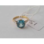 A large blue topaz ring 18ct gold size N1/2 - 2.8 gms