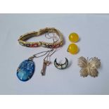 A bag of mixed costumer jewellery