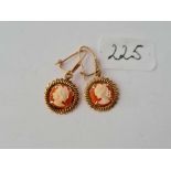 A pair of circular pendant cameo earrings in 9ct mounts 1.8g inc