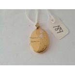 An oval ‘precious memories’ floral engraved 9ct locket 3.6g inc