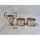 A small two handled cup & two napkin rings, w.50g