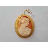 A LARGE SHELL CAMEO BROOCH OF LADY IN FANCY PIERCED GOLD MOUNT 25g inc