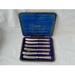 A boxed set of six silver handled tea knifes Sheffield 1924