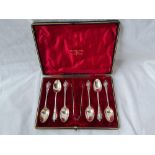 A set of 6 scroll decorated teaspoons and a pair of tongs, boxed. Sheffield 1912, by W&H, 108g.