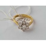 A GOOD DIAMOND SEVEN STONE FLOWER HEAD CLUSTER RING IN 18CT GOLD 1 CT DIAMONDS. CENTRAL STONE 5 MM