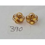 A pair of 9ct swirl earrings 4g