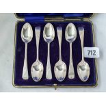 A box set of 6 bright cut engraved tea spoons, London 1915, w.95g