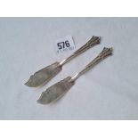 A pair of butter knifes London 1891 by JHM - 42 gms