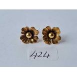 A pair of 9ct flower earrings 3.4g