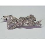 A VERY GOOD MULTI STONE DIAMOND BOW BROOCH SET IN PLATINUM - 7.7 GMS