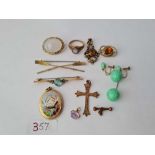 A bag of old jewellery items