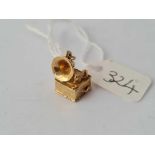 A 9ct gramophone charm 2.3g