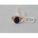 An oval Lapiz set 9ct signet ring size M