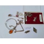 A bag of assorted silver jewellery items