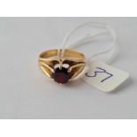 A garnet ring 9ct size P - 3.8 gms