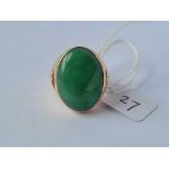 A large oval jade stone ring 14ct gold size P1/2 - 12 gms
