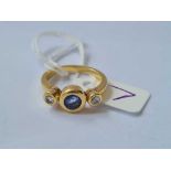 A GOOD THREE STONE SAPPHIRE AND DIAMOND RING HIGH CT SIZE M1/2 - 6.3 GMS