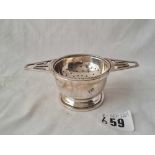 An Art Deco style tea strainers on stand - 4.25" over handles - Birmingham 1937 by GWL - 58 g.