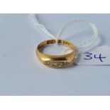 A boat shaped five stone diamond ring 18ct gold size M - 3.1 gms