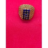 A FINE HAND CRAFTED FIFTEEN STONE SAPPHIRE RING IN BASKET WEAVE DESIGN 18CT GOLD SIZE R - 8.2 GMS