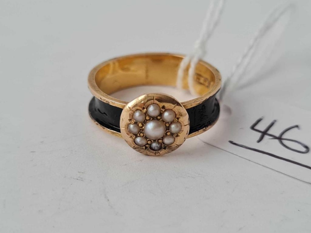 A early Victorian black enamel and pearl cluster memorial ring 15cg gold size M - 2.1 gms